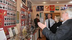 Полицейский Дед Мороз встретился с 13‑летней жительницей Златоуста, пострадавшей при задержании мужчины