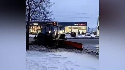 Дорожная техника устраняет последствия коммунальной аварии в Челябинске