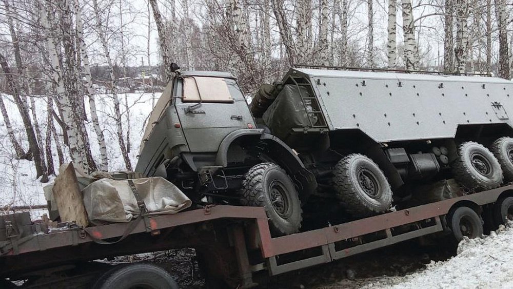 Тягач съехал в кювет на оживленном участке трассы в Челябинской области