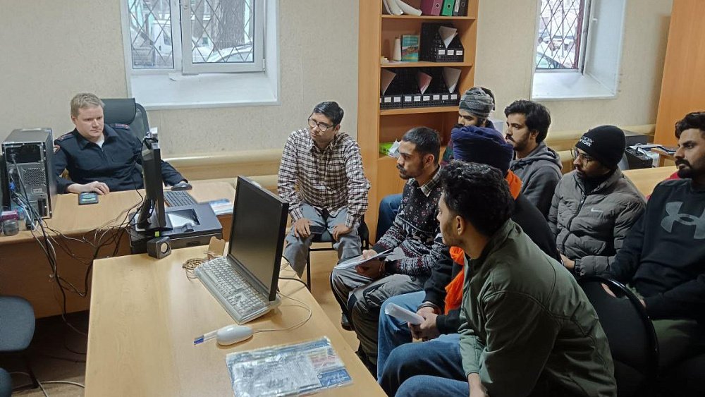 Суд в Челябинске постановил выдворить из России 12 индусов