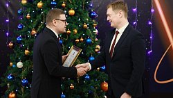 Алексей Текслер вручил государственные награды лучшим сотрудникам регионального Росреестра