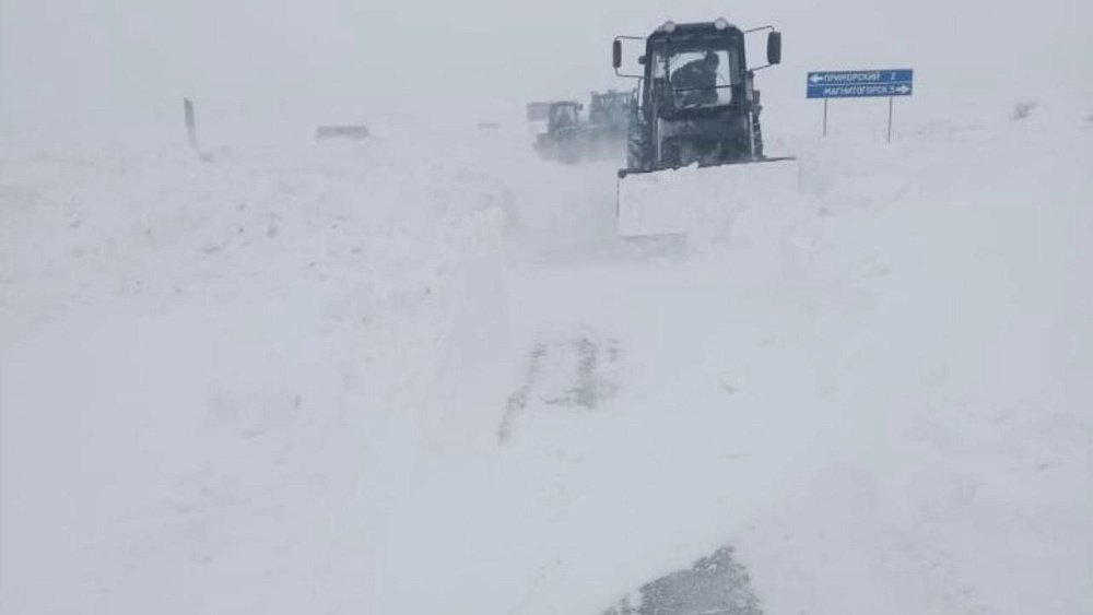 30 автомобилей застряли на трассе под Южноуральском из‑за снегопада