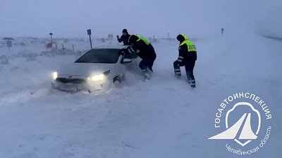 В Челябинской области из-за обильного снегопада перекрыли движение на нескольких трассах