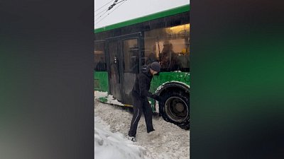 Челябинцы вытолкали автобус, застрявший в снегу