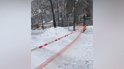 В центре Челябинска сильный ветер частично разрушил ремонтные леса