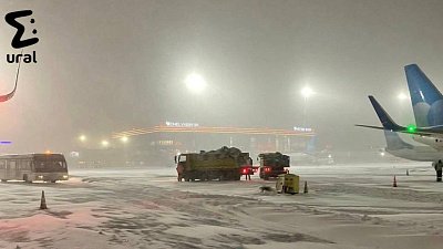 В Челябинске самолет уперся в сугроб при посадке
