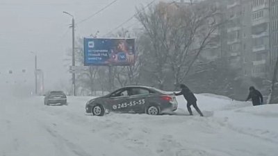 Челябинцы вытаскивают друг друга из снежной западни