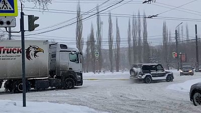 В Челябинске внедорожник отбуксировал большегруз