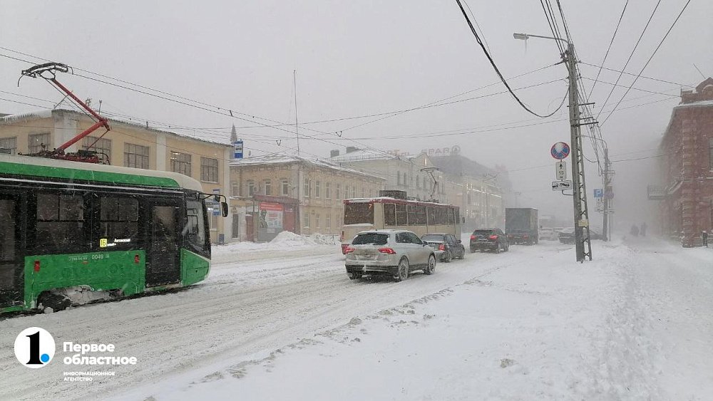 В Челябинске снегоуборочную технику взяли под сопровождение машины ГИБДД