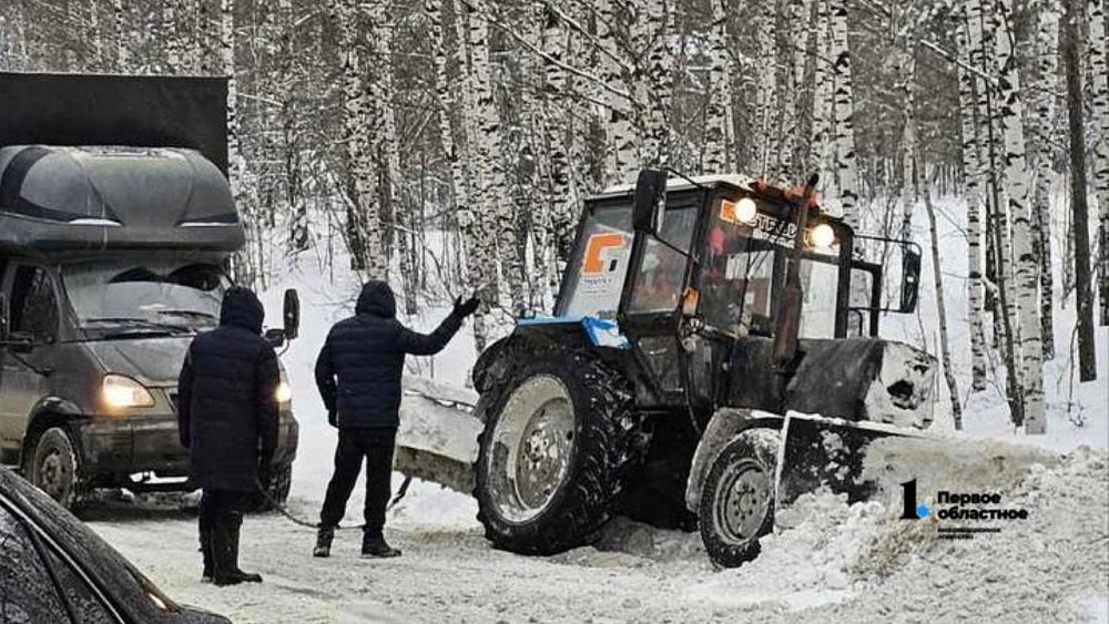 На трассе в Челябинской области трактор опрокинулся в кювет