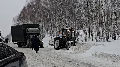 На трассе М-5 в Челябинской области трактор застрял, убирая снег