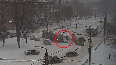В Челябинске троллейбус врезался в легковой автомобиль