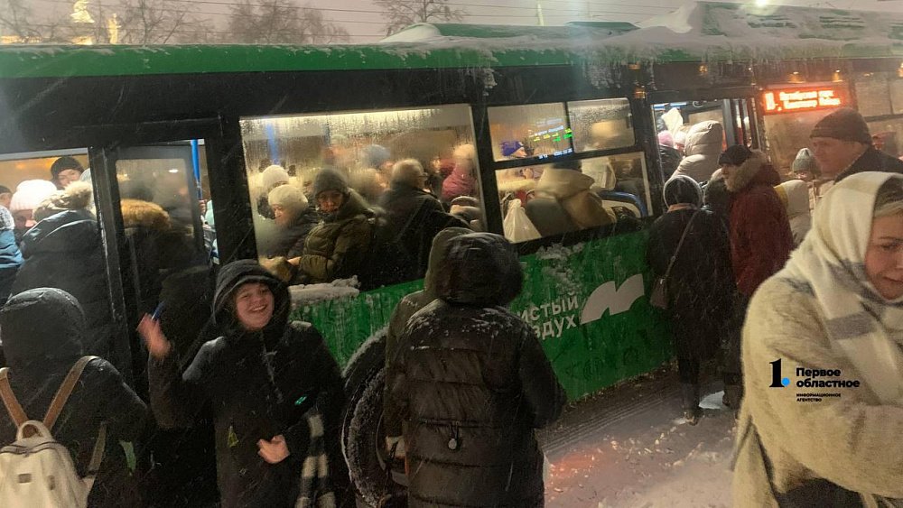 В Челябинске в метель пробки достигли 10 баллов, общественный транспорт переполнен