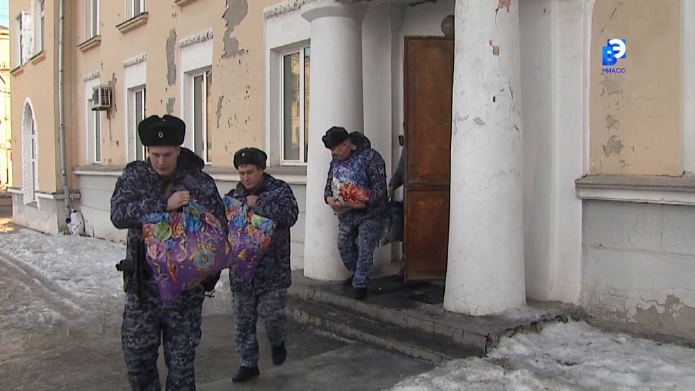 Дед Мороз специального назначения дарит подарки юным миасцам