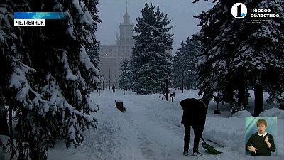 Студотряды борются с последствиями осадков в сквере возле ЮУрГУ