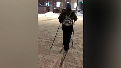 Челябинцы передвигались по городу на лыжах и сноубордах