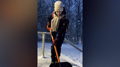 В Озерске бойцы студенческого строительного отряда помогли с уборкой снега