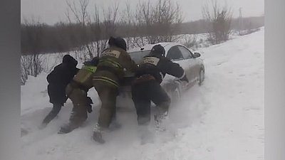 В Челябинской области спасатели помогали жителям на заснеженных дорогах