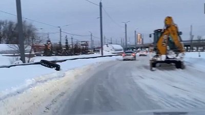 В Челябинске трактор потерял колесо