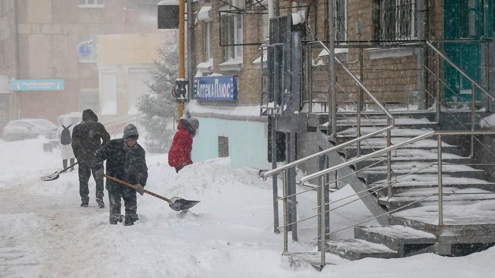 Челябинцев просят убрать брошенные на дороге автомобили