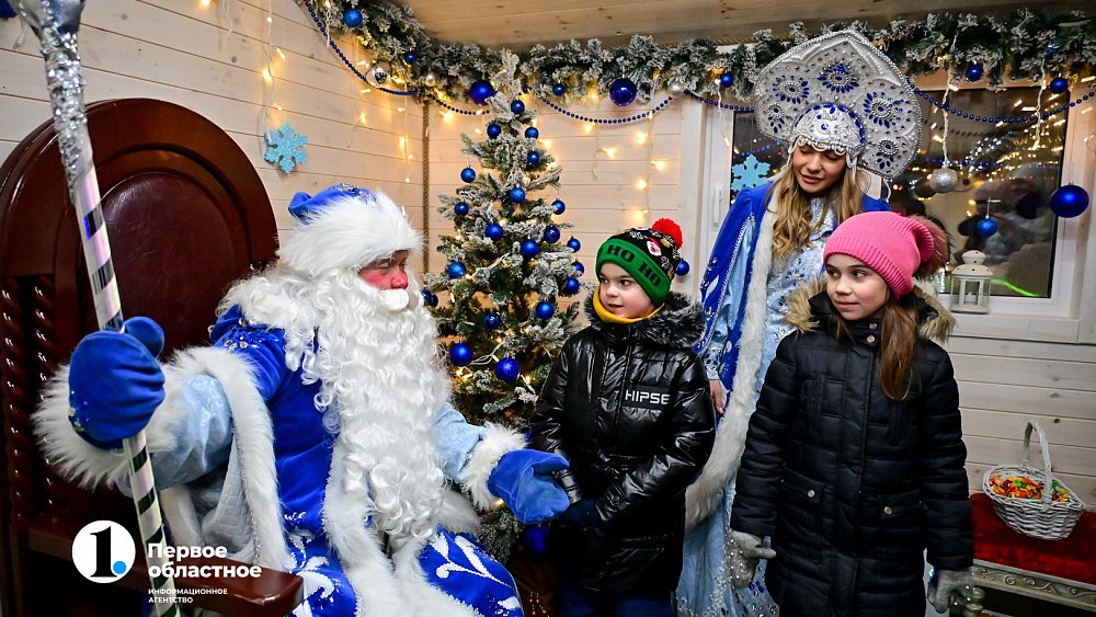 В центре Челябинска открыли ледовый городок и Дом Деда Мороза