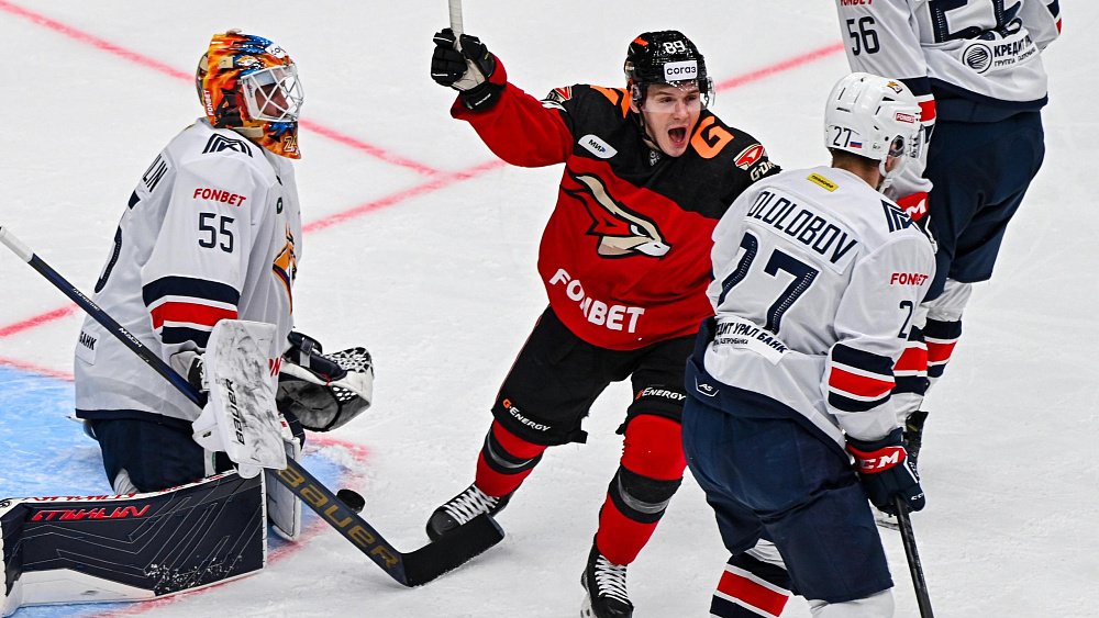 Хоккейный клуб «Металлург» в результате трехстороннего обмена пополнил форвард Игорь Гераськин