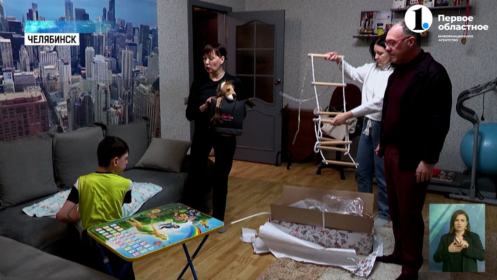 Подарок от снеговика-добряка поможет мальчику ходить