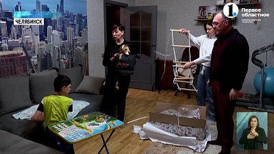 Подарок от снеговика-добряка поможет мальчику ходить