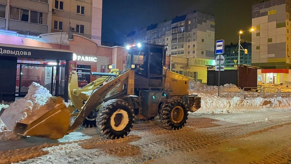 В Челябинске за ночь вывезли более 500 самосвалов снега