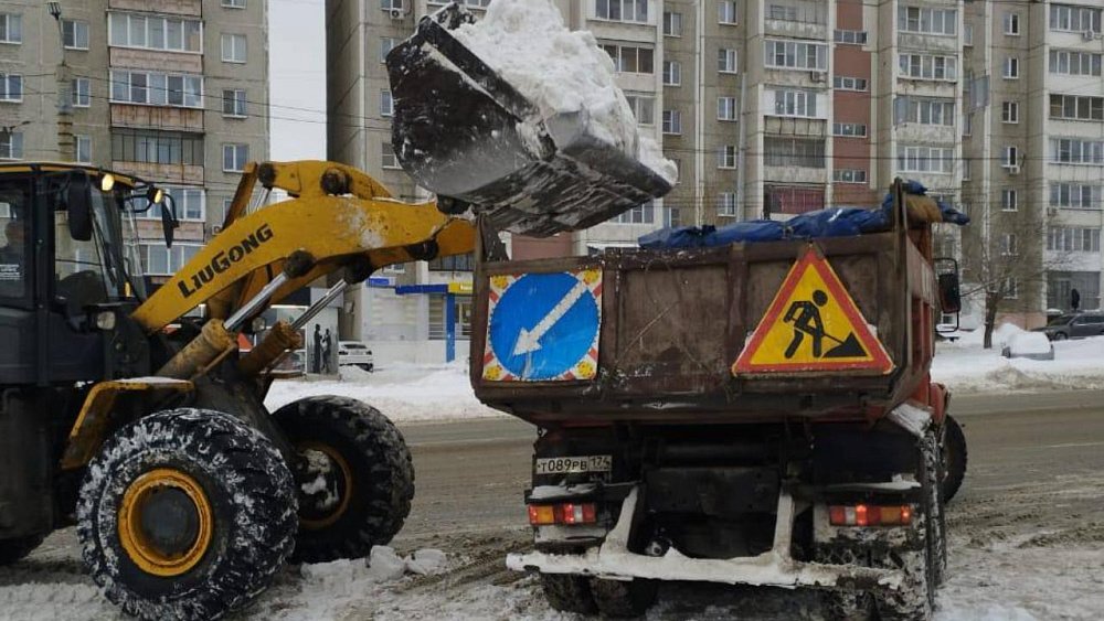 Для вывоза снега в Челябинске решено привлечь дополнительную технику