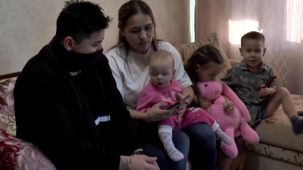 В Челябинской области боец СВО купил квартиру многодетной семье погорельцев