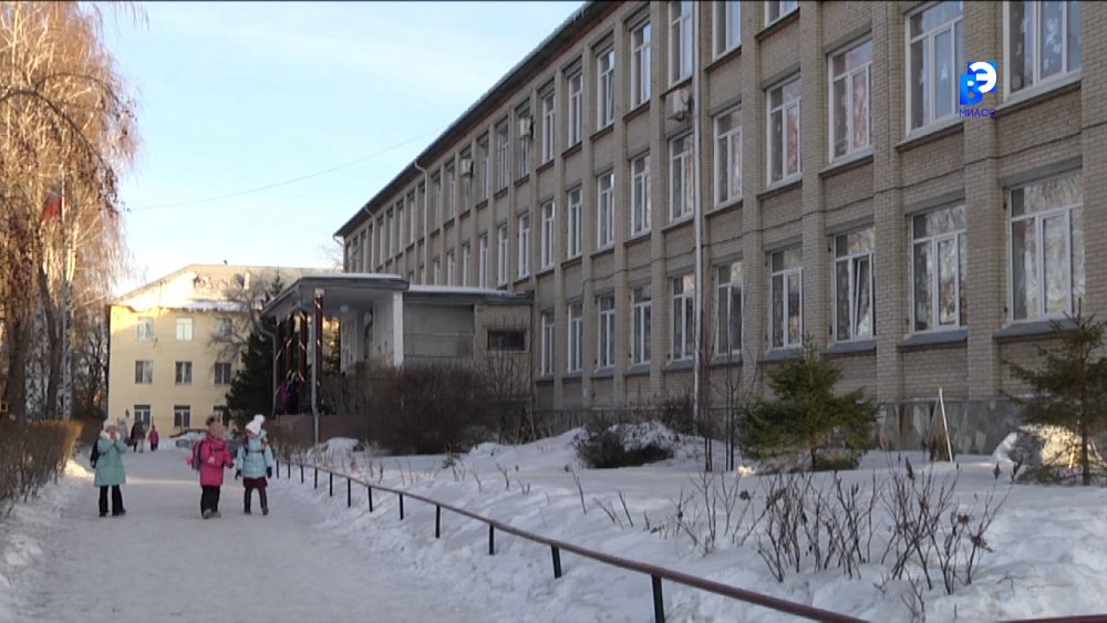 Коммунальщики очищают крыши от сосулек