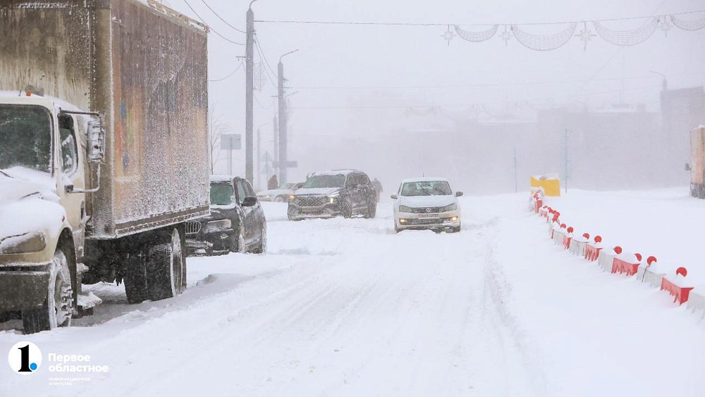 Оставленные на обочинах в метель машины заблокировали движение троллейбусов в Челябинске