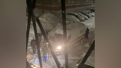 В Челябинске скорая помощь застряла в одном из дворов