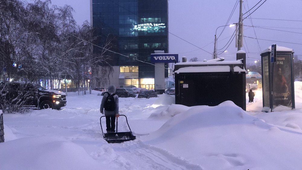 На Челябинск второй раз за неделю обрушился аномальный снегопад
