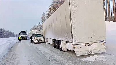 Водитель оказался зажат в машине после ДТП на трассе М-5 в Челябинской области