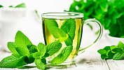 Мятный чай и бананы помогут при переедании