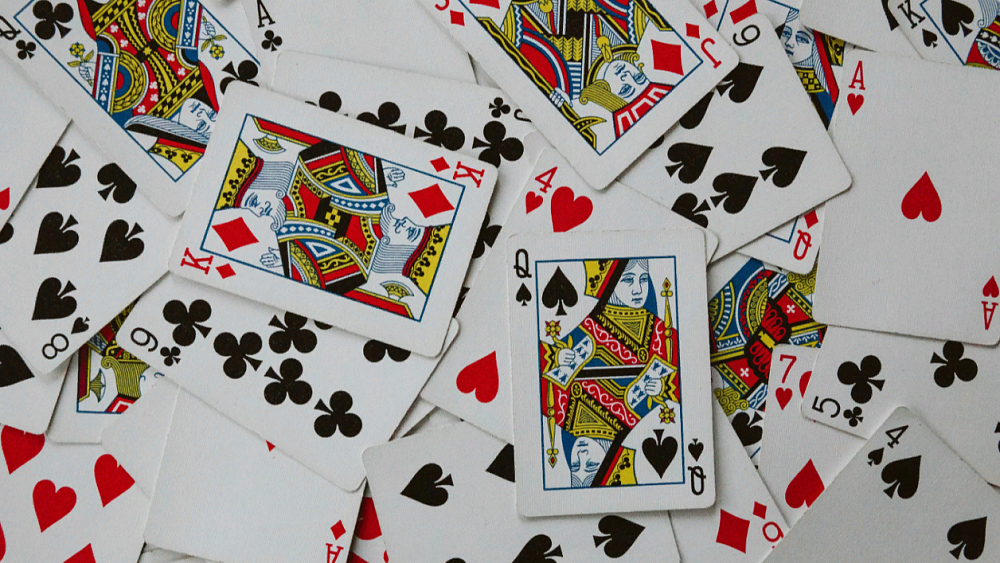 Три самые простые «настолки» для новогоднего вечера