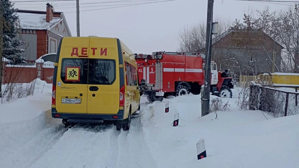 Челябинские пожарные помогли детям из реабилитационного центра попасть на новогодний праздник