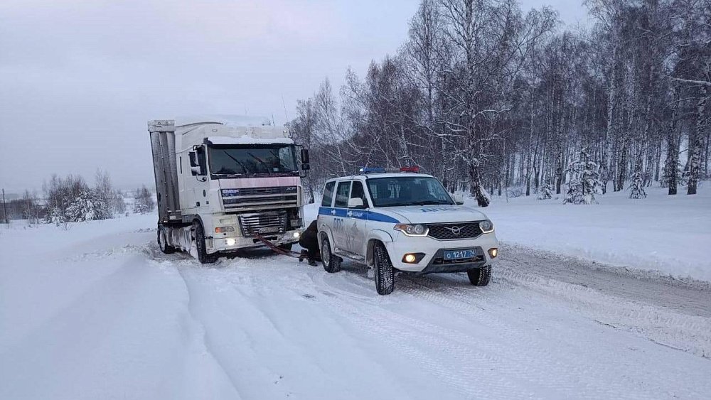 Сотрудники ДПС помогли застрявшим в снегу автомобилистам на участке трассы в Челябинской области
