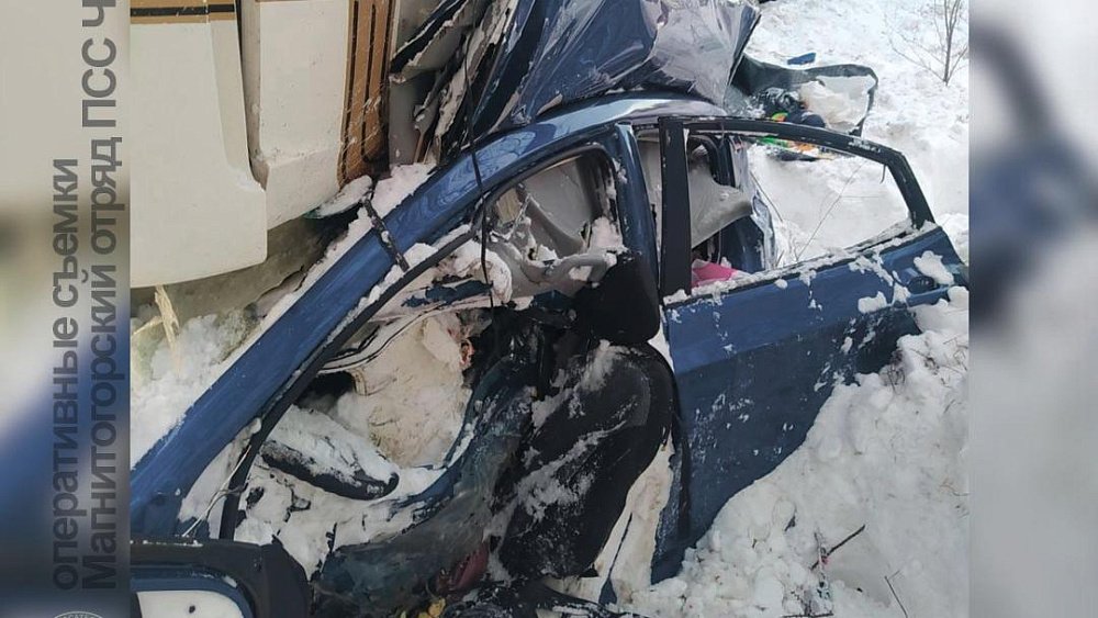 Легковую машину смяло под колесами фуры на трассе в Челябинской области