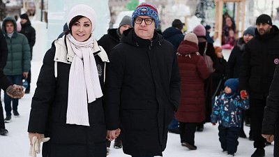 Губернатор Алексей Текслер с семьей посетил ледовый городок в Челябинске