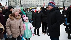 Алексей Текслер с семьей посетил главную ледовую площадку региона