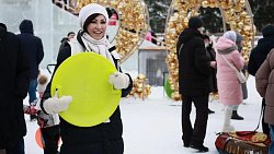 Алексей Текслер с семьей посетил главную ледовую площадку региона