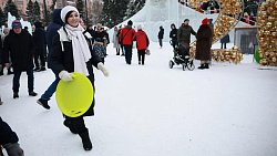 Алексей Текслер с семьей посетил главную ледовую площадку региона