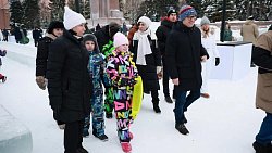 Алексей Текслер с семьей посетил главную ледовую площадку региона