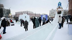 Алексей Текслер с семьей посетил главную ледовую площадку региона