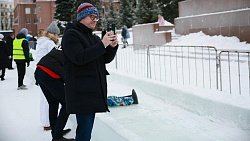 Алексей Текслер с семьей посетил главную ледовую площадку региона