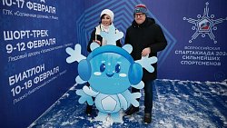 Алексей Текслер с семьей посетил главную ледовую площадку региона