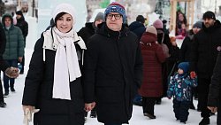 Алексей Текслер с семьей посетил главную ледовую площадку региона